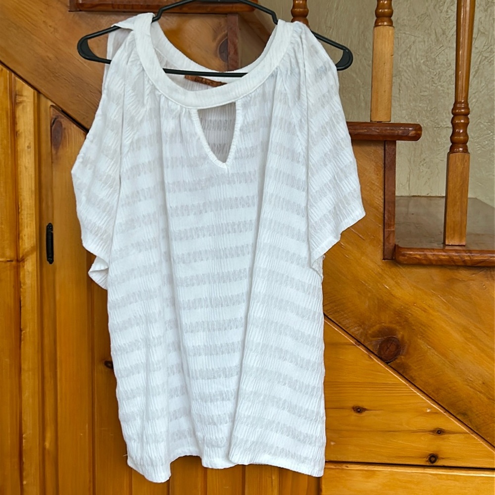 White open sleeved blouse.